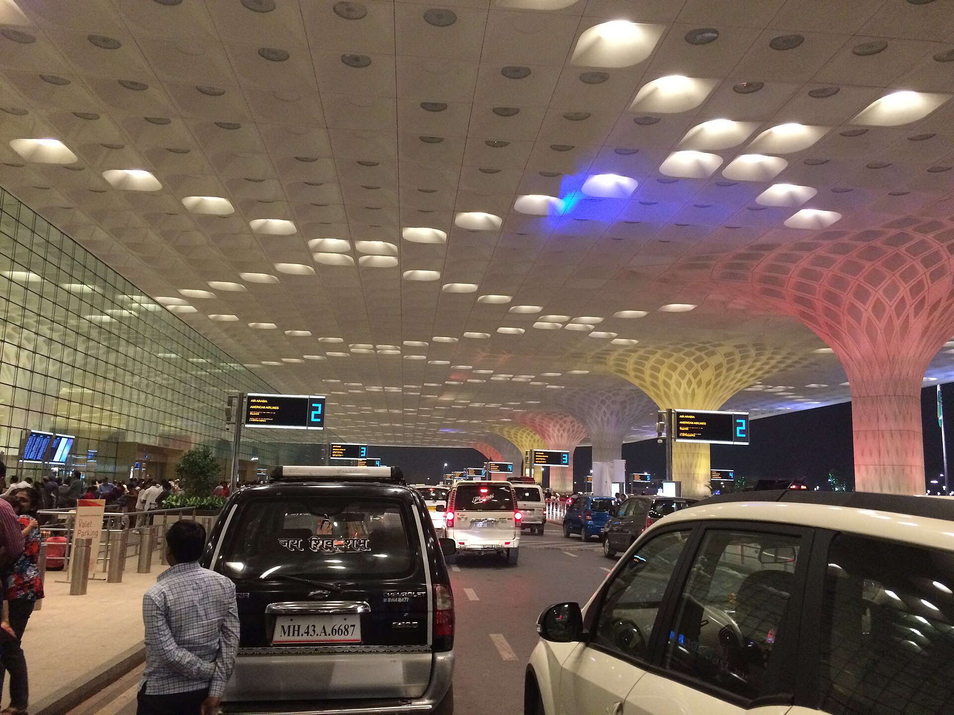 Curbside pickup at Chhatrapati Shivaji Maharaj International Airport, Mumbai